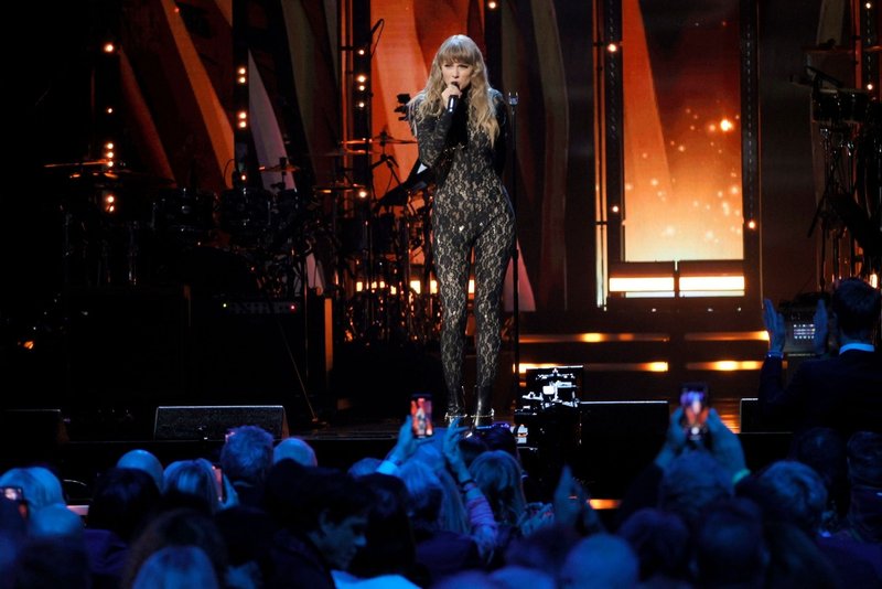 Taylor Swift at 36th Annual Rock & Roll Hall Of Fame Induction Ceremony — photo 24