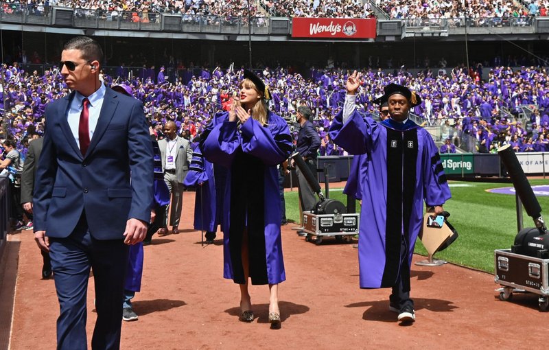 Taylor Swift at NYU Graduation Ceremony Class of 2022 — photo 3