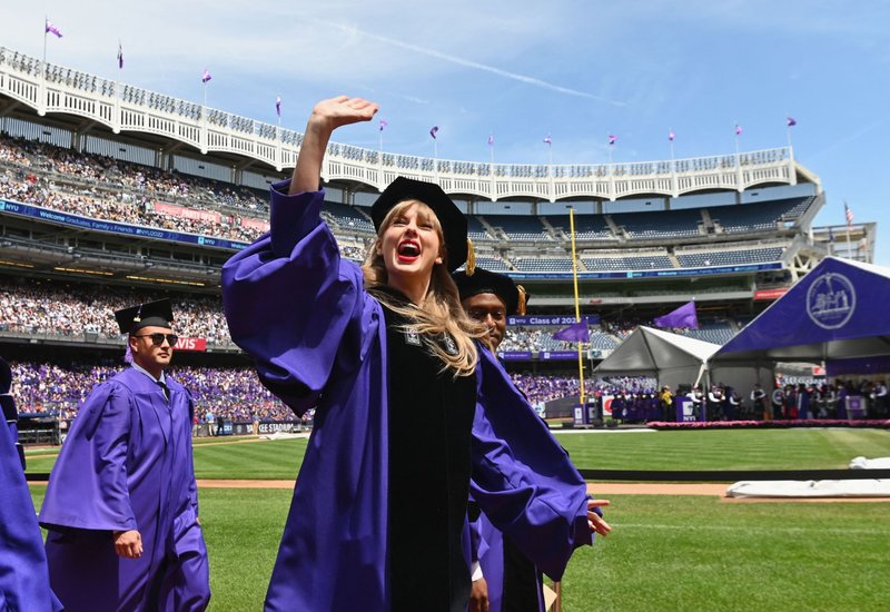 Taylor Swift at NYU Graduation Ceremony Class of 2022 — photo 4