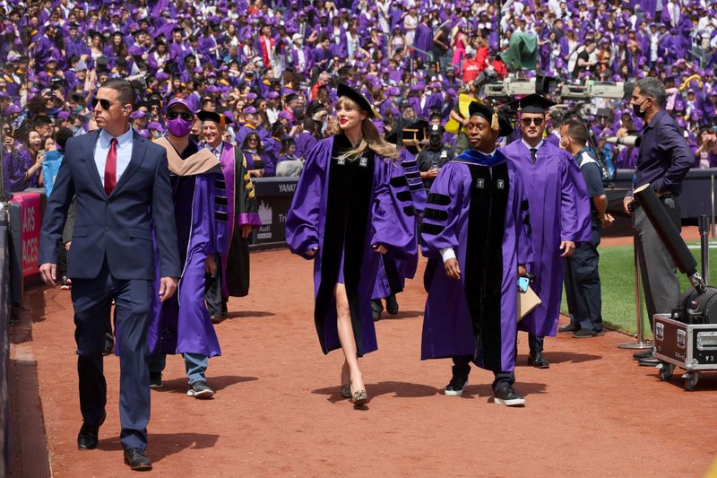 Taylor Swift at NYU Graduation Ceremony Class of 2022 — photo 5