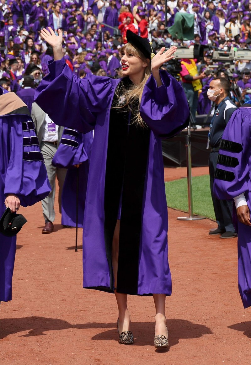 Taylor Swift at NYU Graduation Ceremony Class of 2022 — photo 6