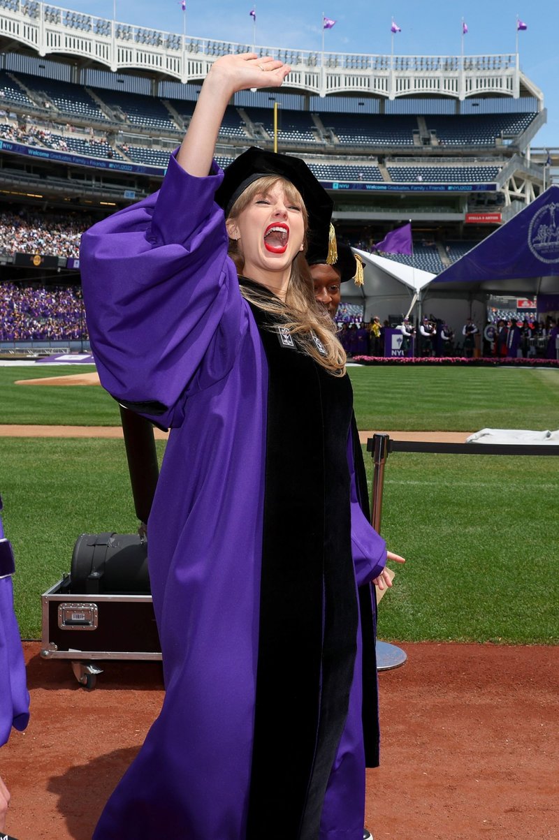 Taylor Swift at NYU Graduation Ceremony Class of 2022 — photo 7
