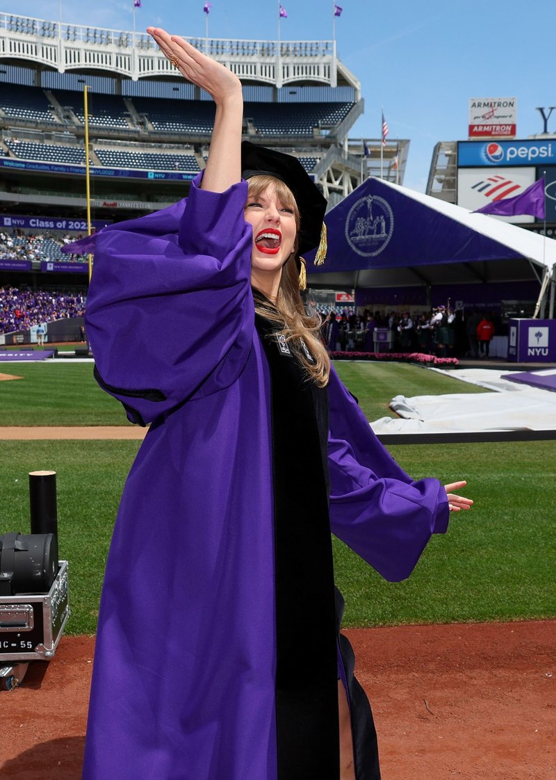 Taylor Swift at NYU Graduation Ceremony Class of 2022 — photo 8