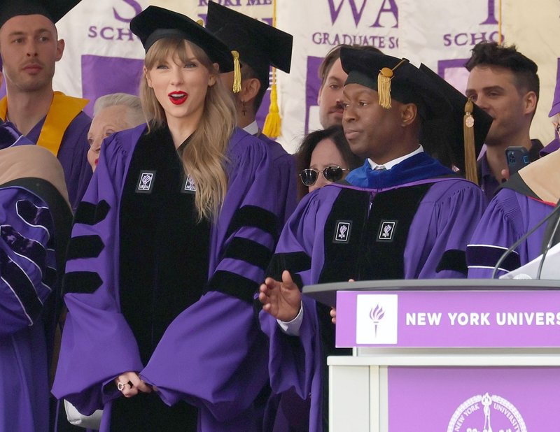 Taylor Swift at NYU Graduation Ceremony Class of 2022 — photo 9