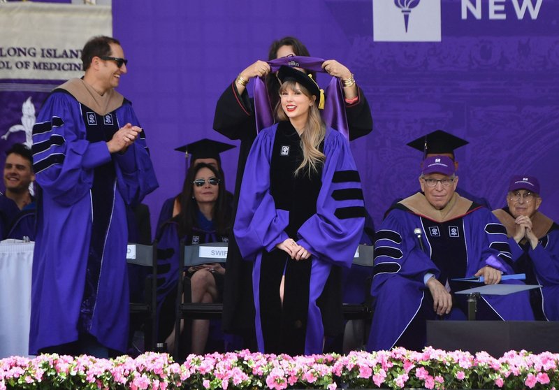 Taylor Swift at NYU Graduation Ceremony Class of 2022 — photo 10