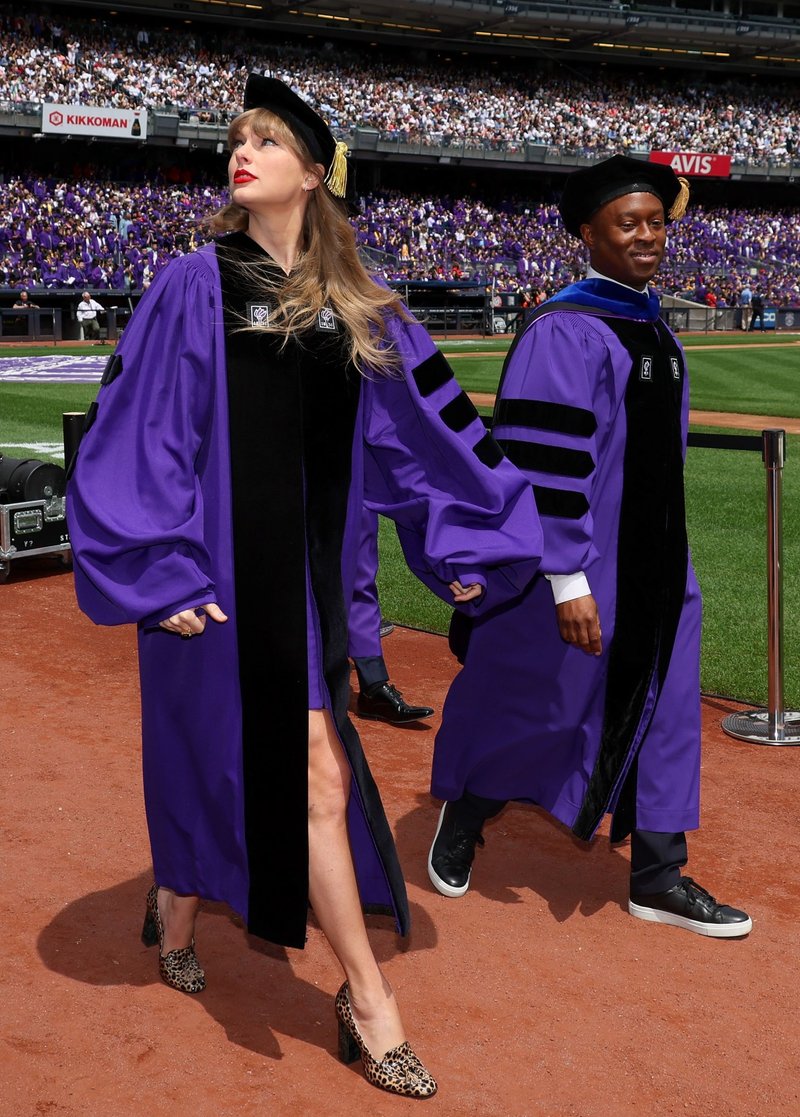 Taylor Swift at NYU Graduation Ceremony Class of 2022 — photo 11
