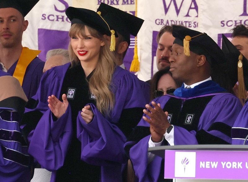 Taylor Swift at NYU Graduation Ceremony Class of 2022 — photo 12