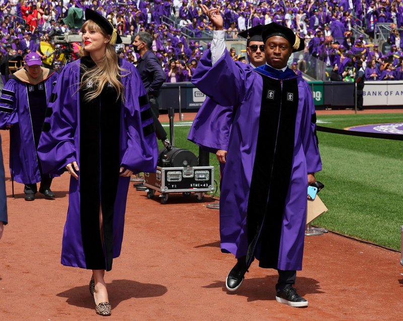 Taylor Swift at NYU Graduation Ceremony Class of 2022 — photo 13