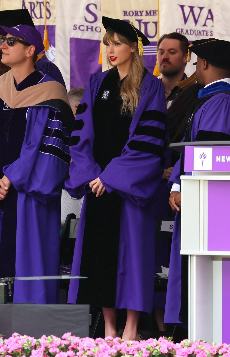 Taylor Swift at NYU Graduation Ceremony Class of 2022 — photo 14