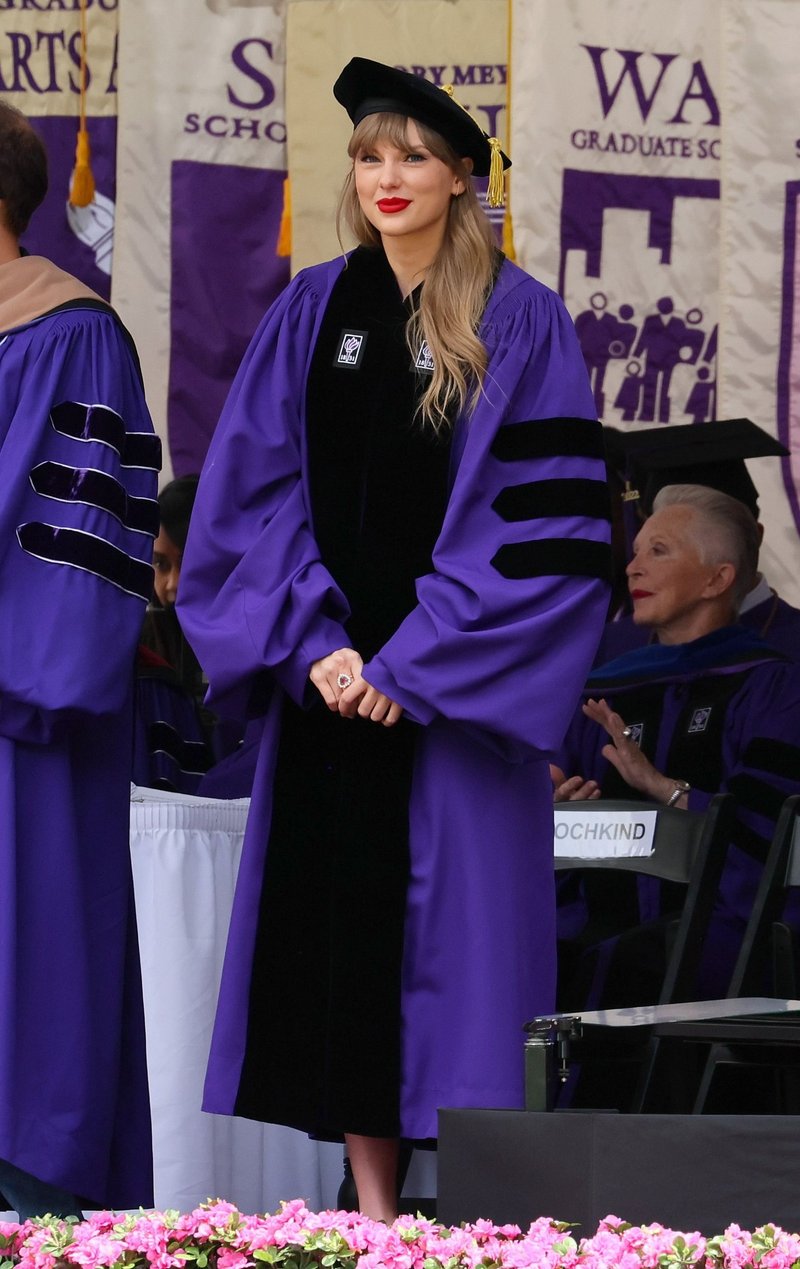 Taylor Swift at NYU Graduation Ceremony Class of 2022 — photo 15