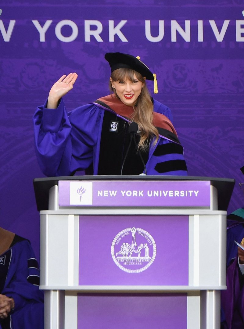 Taylor Swift at NYU Graduation Ceremony Class of 2022 — photo 16