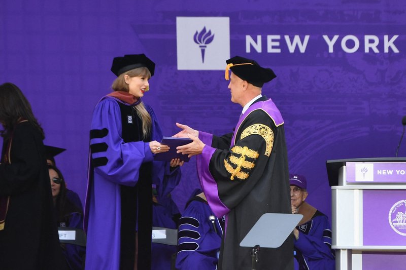 Taylor Swift at NYU Graduation Ceremony Class of 2022 — photo 17