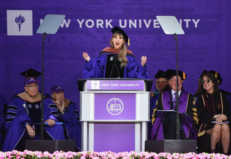 Taylor Swift at NYU Graduation Ceremony Class of 2022 — photo 18