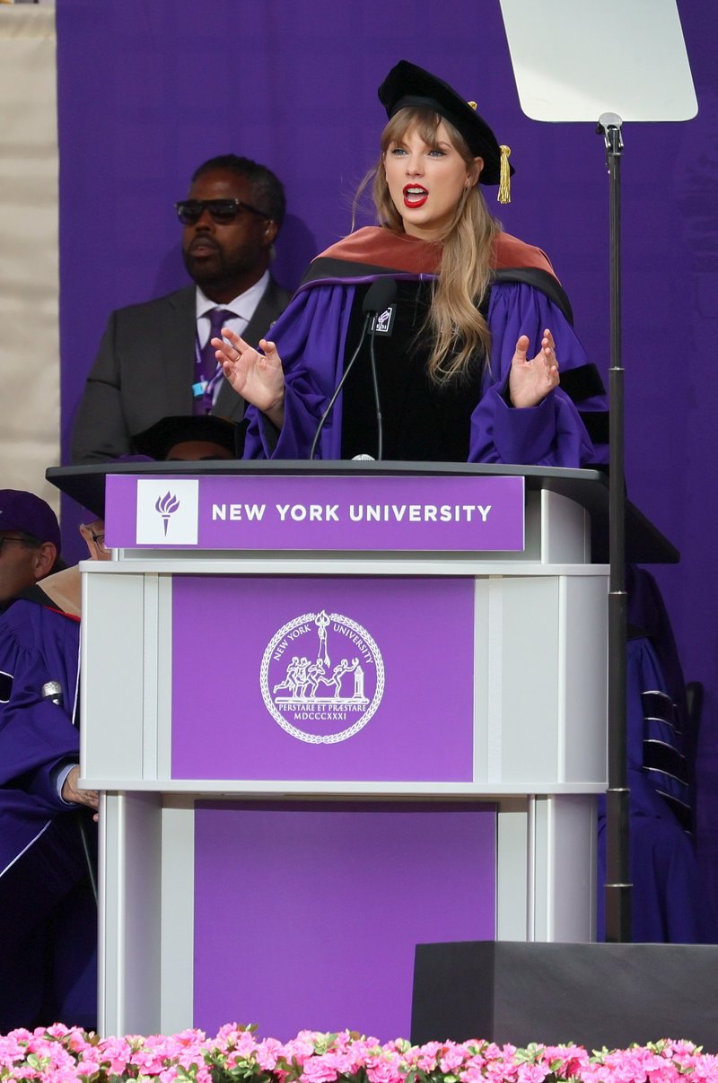 Taylor Swift at NYU Graduation Ceremony Class of 2022 — photo 19