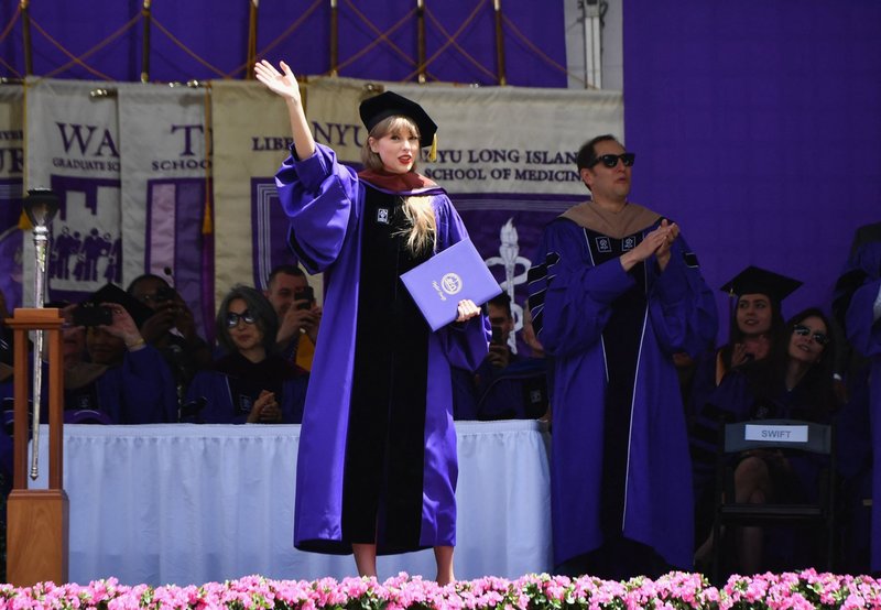 Taylor Swift at NYU Graduation Ceremony Class of 2022 — photo 20