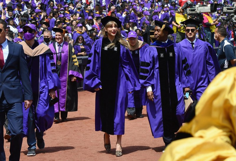 Taylor Swift at NYU Graduation Ceremony Class of 2022 — photo 21