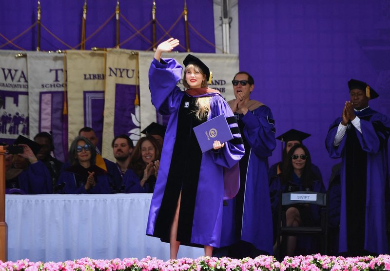 Taylor Swift at NYU Graduation Ceremony Class of 2022 — photo 22