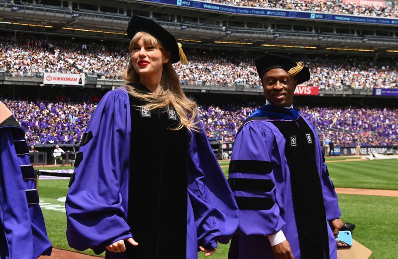 Taylor Swift at NYU Graduation Ceremony Class of 2022 — photo 23