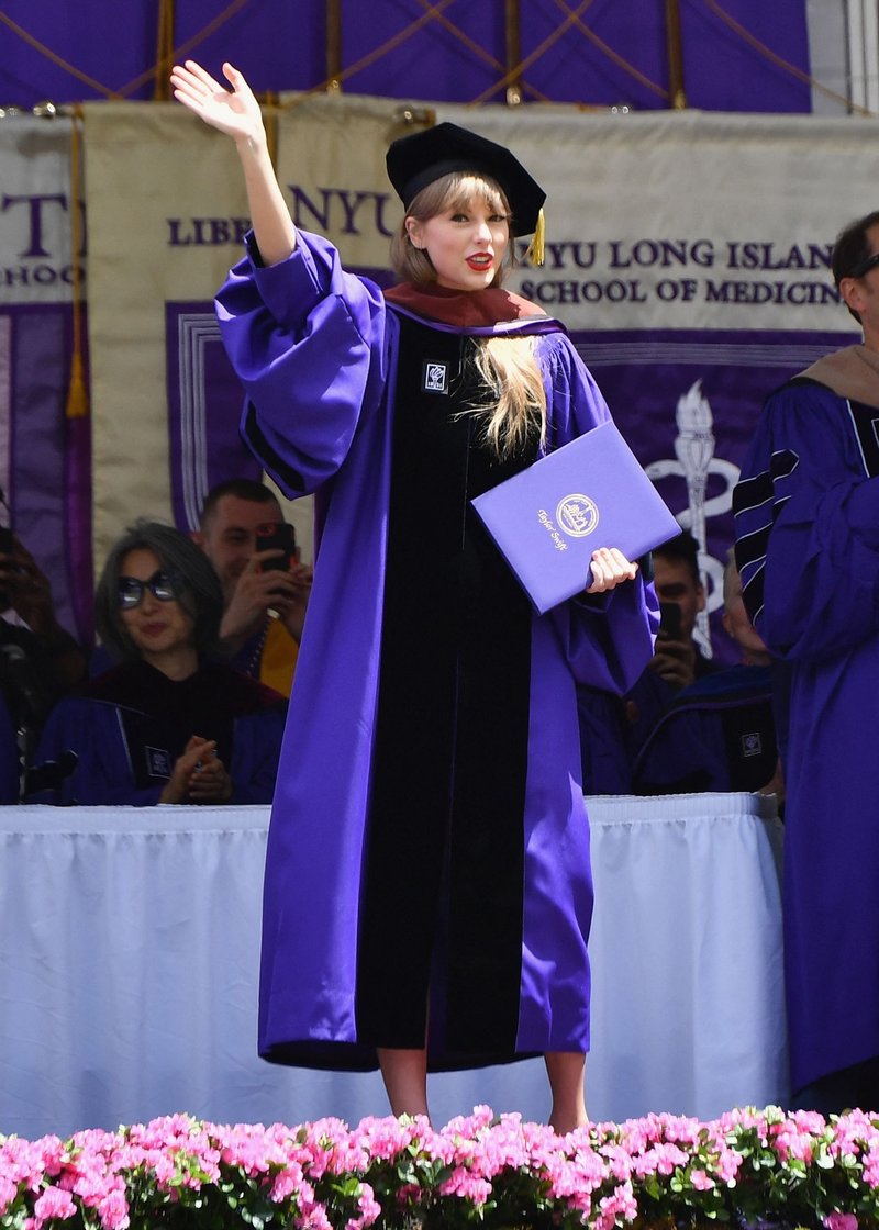 Taylor Swift at NYU Graduation Ceremony Class of 2022 — photo 24