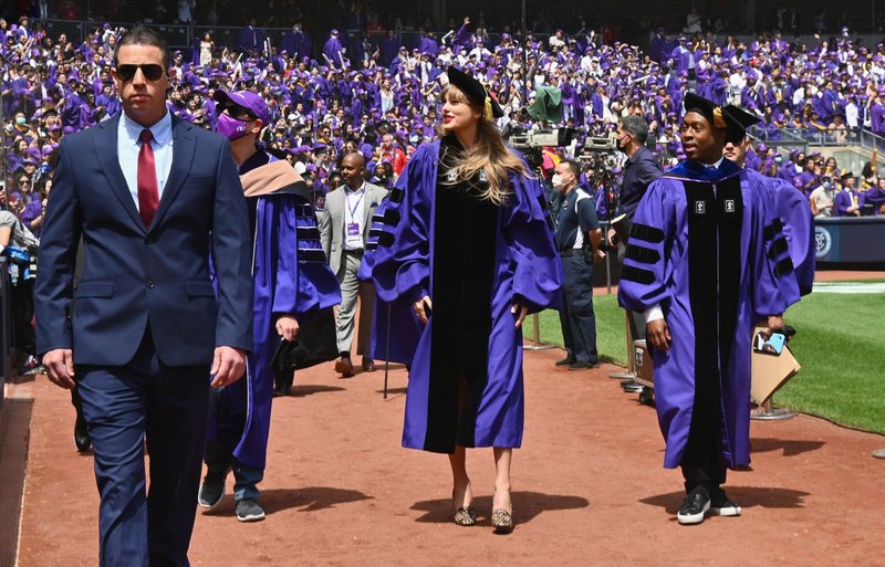Taylor Swift at NYU Graduation Ceremony Class of 2022 — photo 25