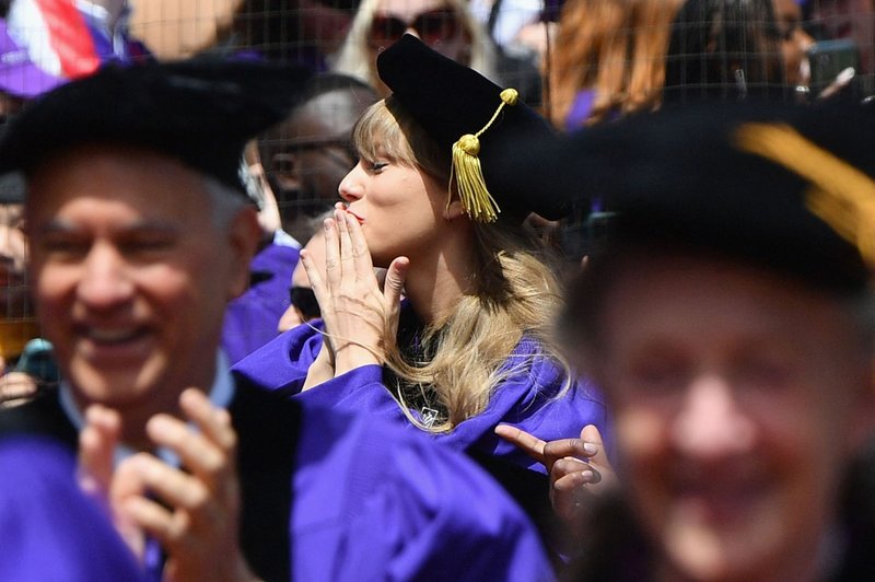 Taylor Swift at NYU Graduation Ceremony Class of 2022 — photo 26