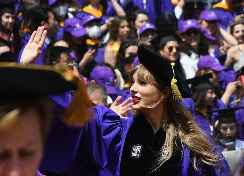 Taylor Swift at NYU Graduation Ceremony Class of 2022 — photo 27