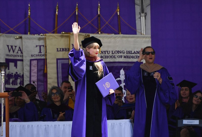 Taylor Swift at NYU Graduation Ceremony Class of 2022 — photo 28