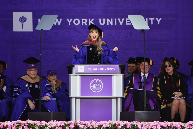 Taylor Swift at NYU Graduation Ceremony Class of 2022 — photo 29