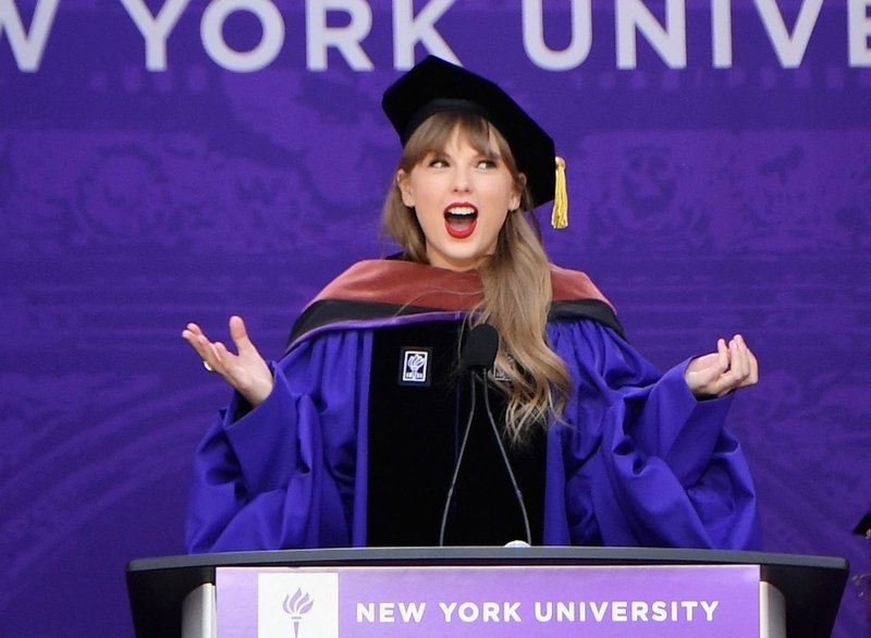 Taylor Swift at NYU Graduation Ceremony Class of 2022 — photo 30