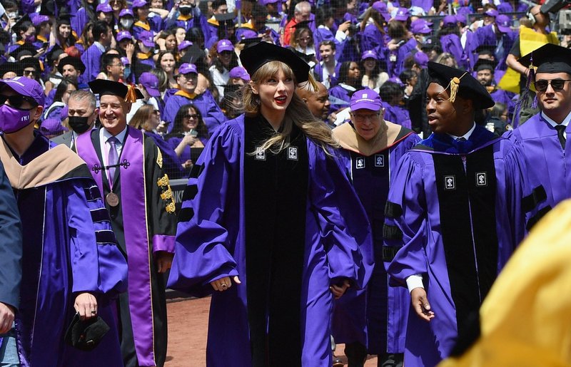 Taylor Swift at NYU Graduation Ceremony Class of 2022 — photo 31