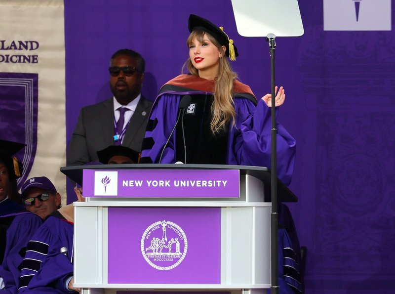 Taylor Swift at NYU Graduation Ceremony Class of 2022 — photo 33