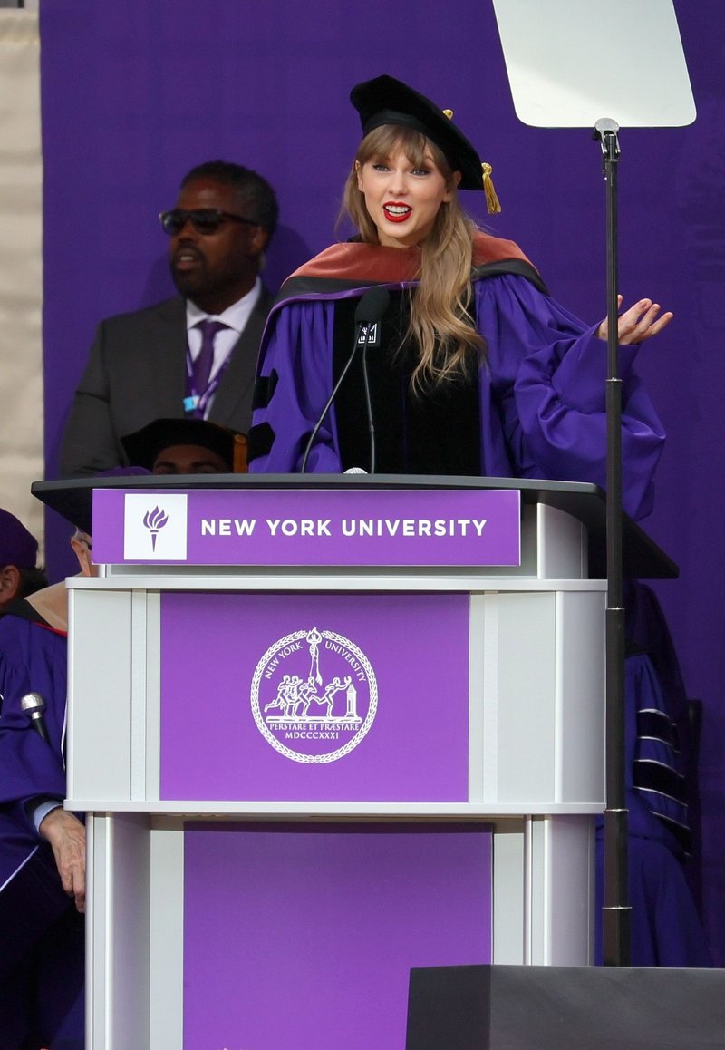 Taylor Swift at NYU Graduation Ceremony Class of 2022 — photo 35
