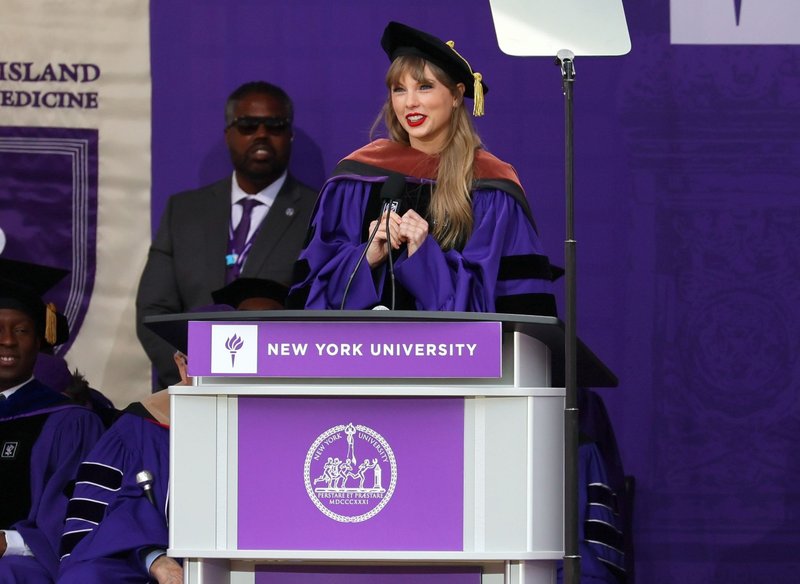 Taylor Swift at NYU Graduation Ceremony Class of 2022 — photo 36