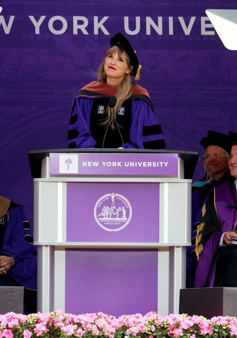 Taylor Swift at NYU Graduation Ceremony Class of 2022 — photo 39