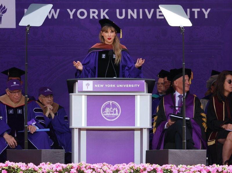 Taylor Swift at NYU Graduation Ceremony Class of 2022 — photo 42