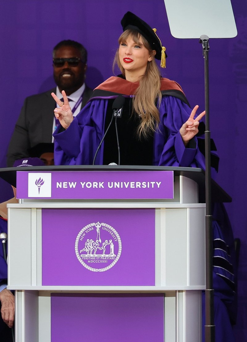 Taylor Swift at NYU Graduation Ceremony Class of 2022 — photo 43