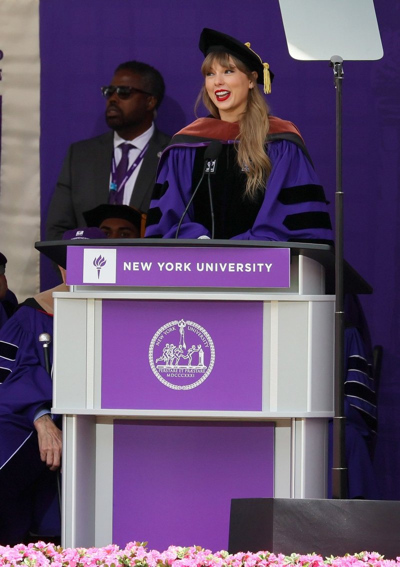 Taylor Swift at NYU Graduation Ceremony Class of 2022 — photo 44