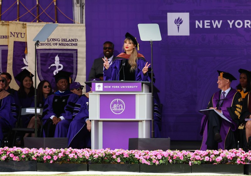 Taylor Swift at NYU Graduation Ceremony Class of 2022 — photo 46