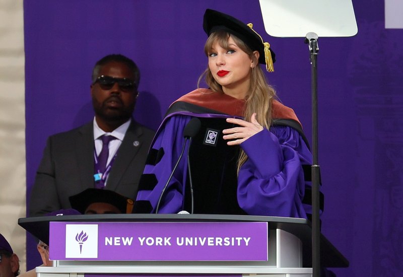 Taylor Swift at NYU Graduation Ceremony Class of 2022 — photo 48