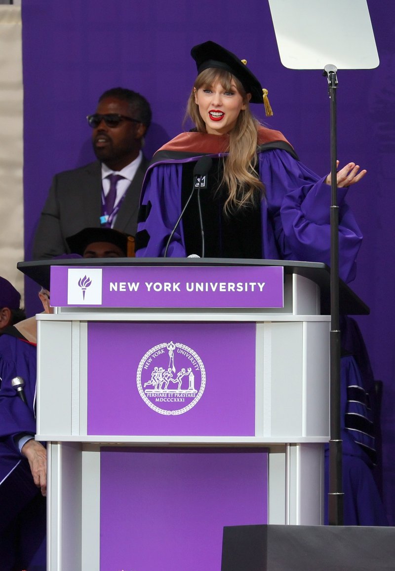 Taylor Swift at NYU Graduation Ceremony Class of 2022 — photo 49