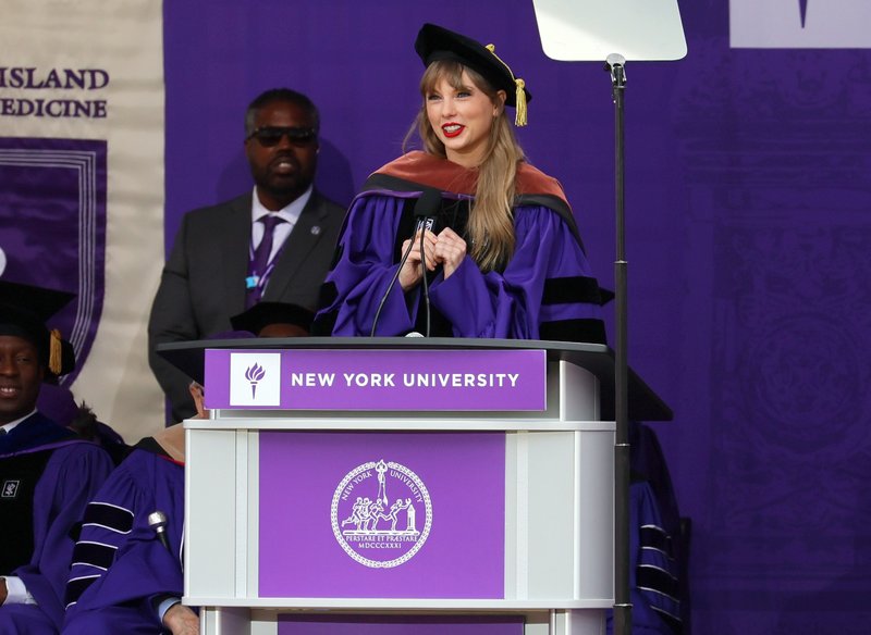 Taylor Swift at NYU Graduation Ceremony Class of 2022 — photo 50