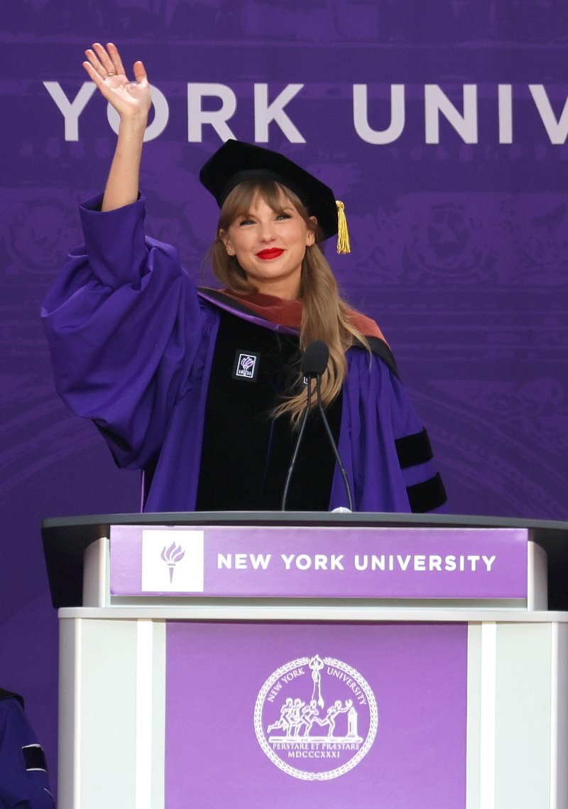 Taylor Swift at NYU Graduation Ceremony Class of 2022 — photo 51
