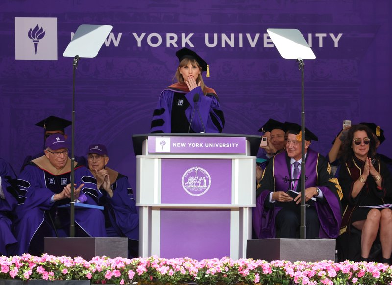 Taylor Swift at NYU Graduation Ceremony Class of 2022 — photo 52