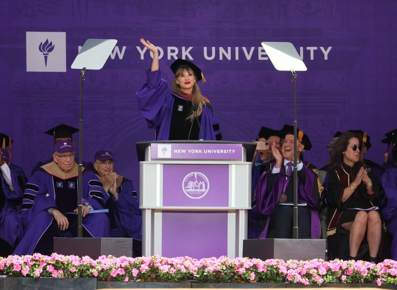 Taylor Swift at NYU Graduation Ceremony Class of 2022 — photo 54