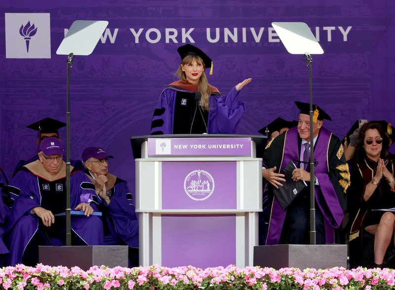 Taylor Swift at NYU Graduation Ceremony Class of 2022 — photo 55