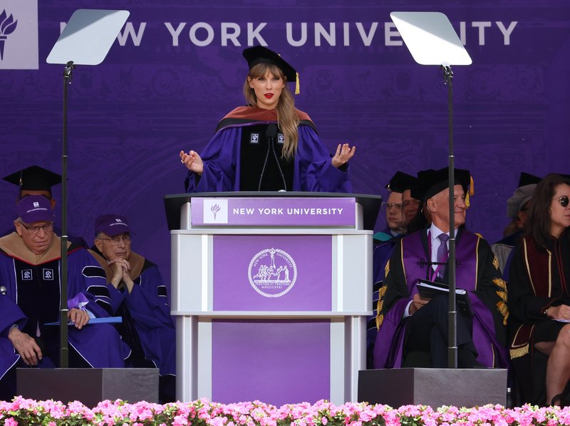 Taylor Swift at NYU Graduation Ceremony Class of 2022 — photo 56