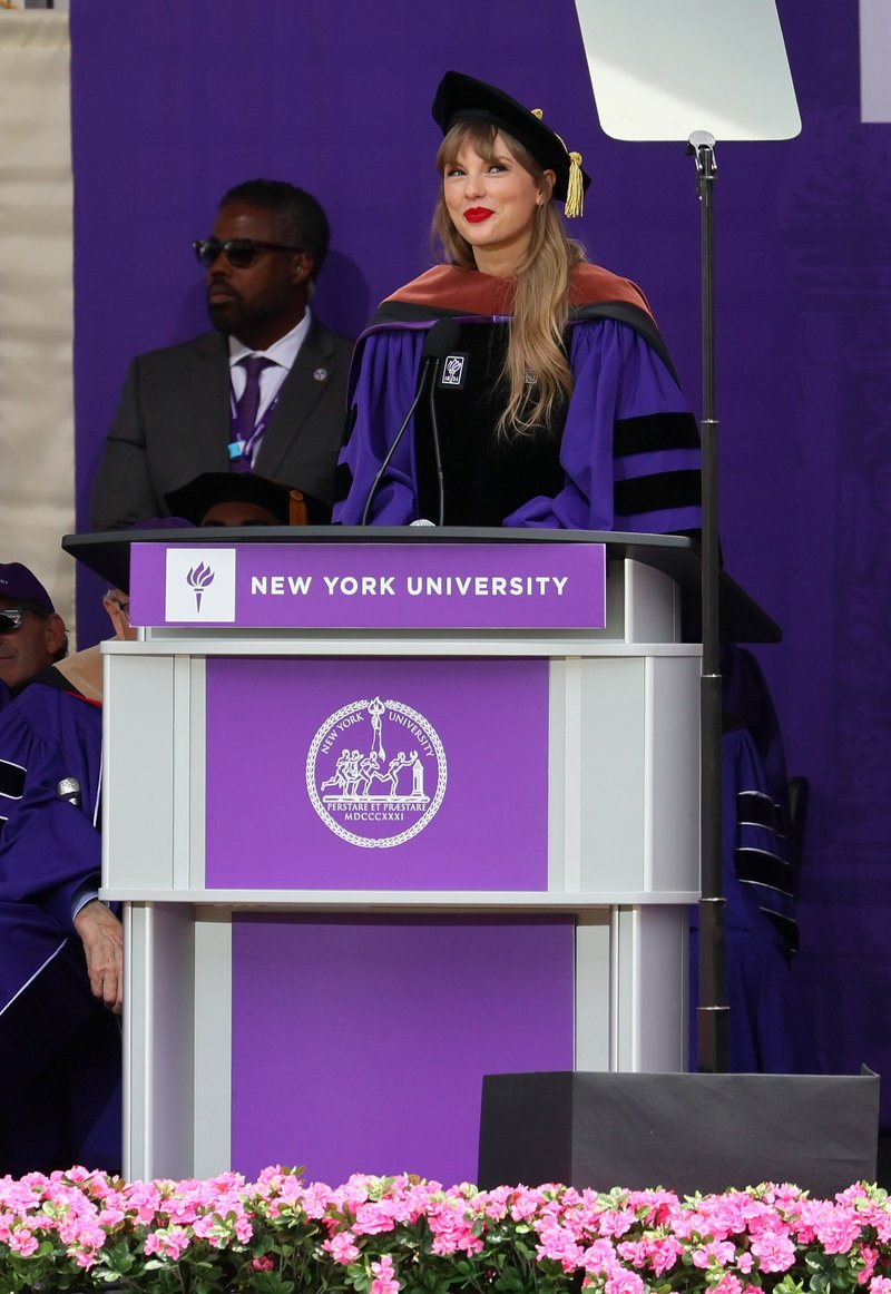 Taylor Swift at NYU Graduation Ceremony Class of 2022 — photo 59