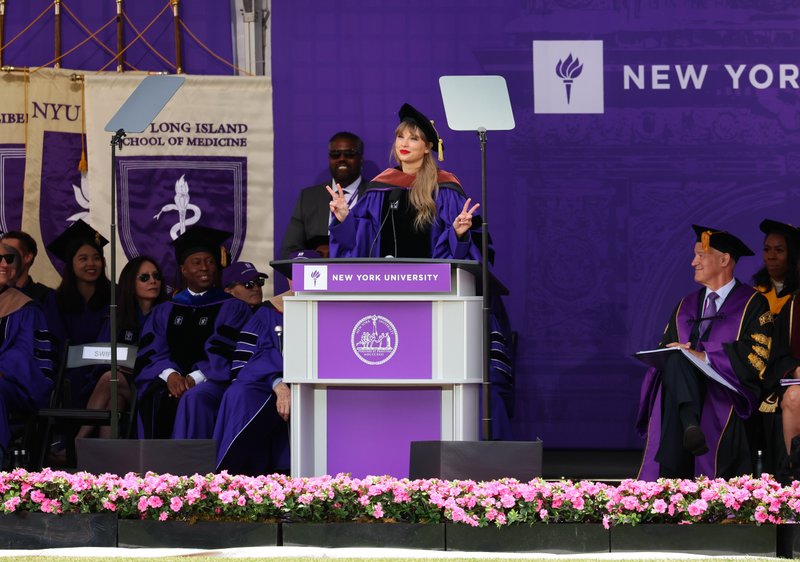 Taylor Swift at NYU Graduation Ceremony Class of 2022 — photo 60