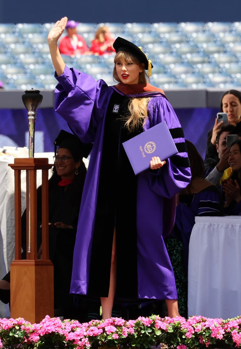 Taylor Swift at NYU Graduation Ceremony Class of 2022 — photo 61