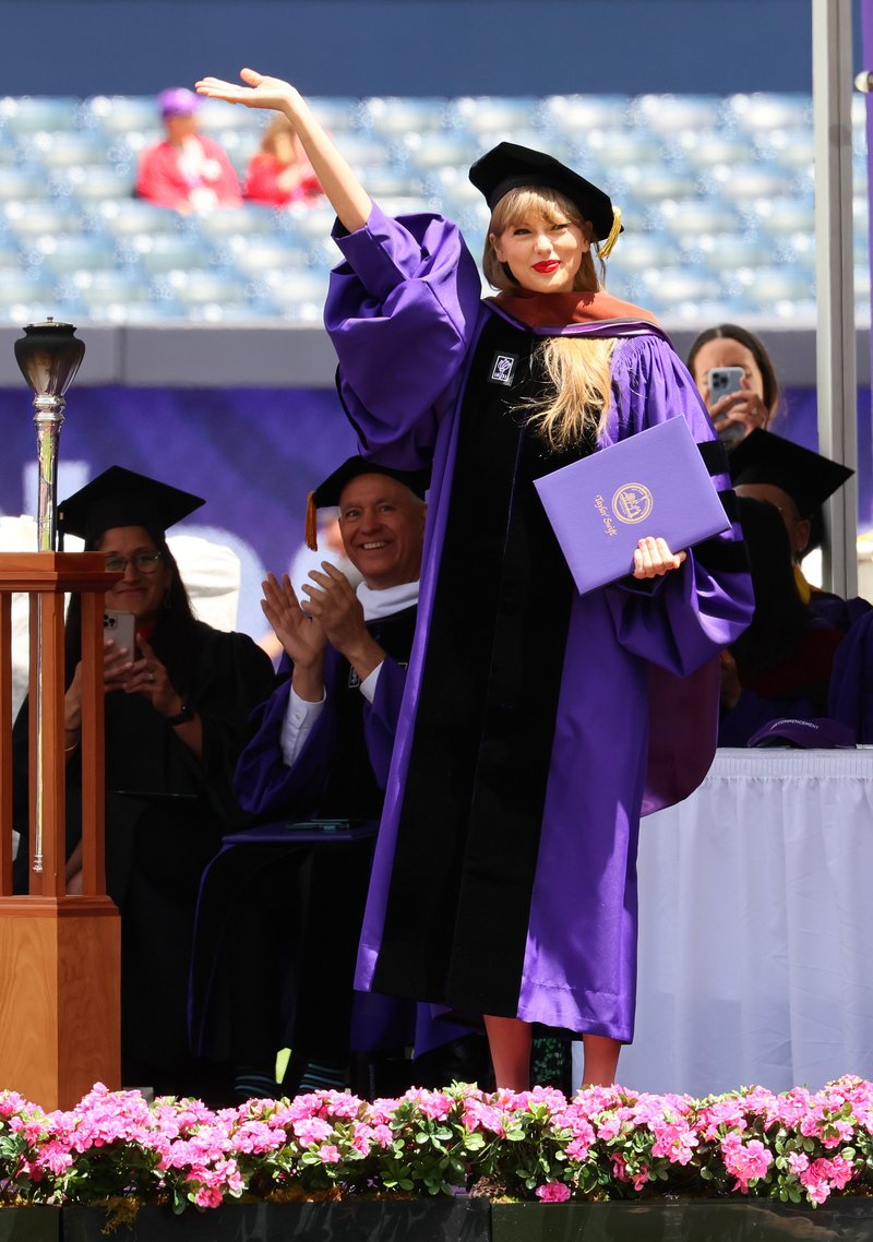 Taylor Swift at NYU Graduation Ceremony Class of 2022 — photo 62
